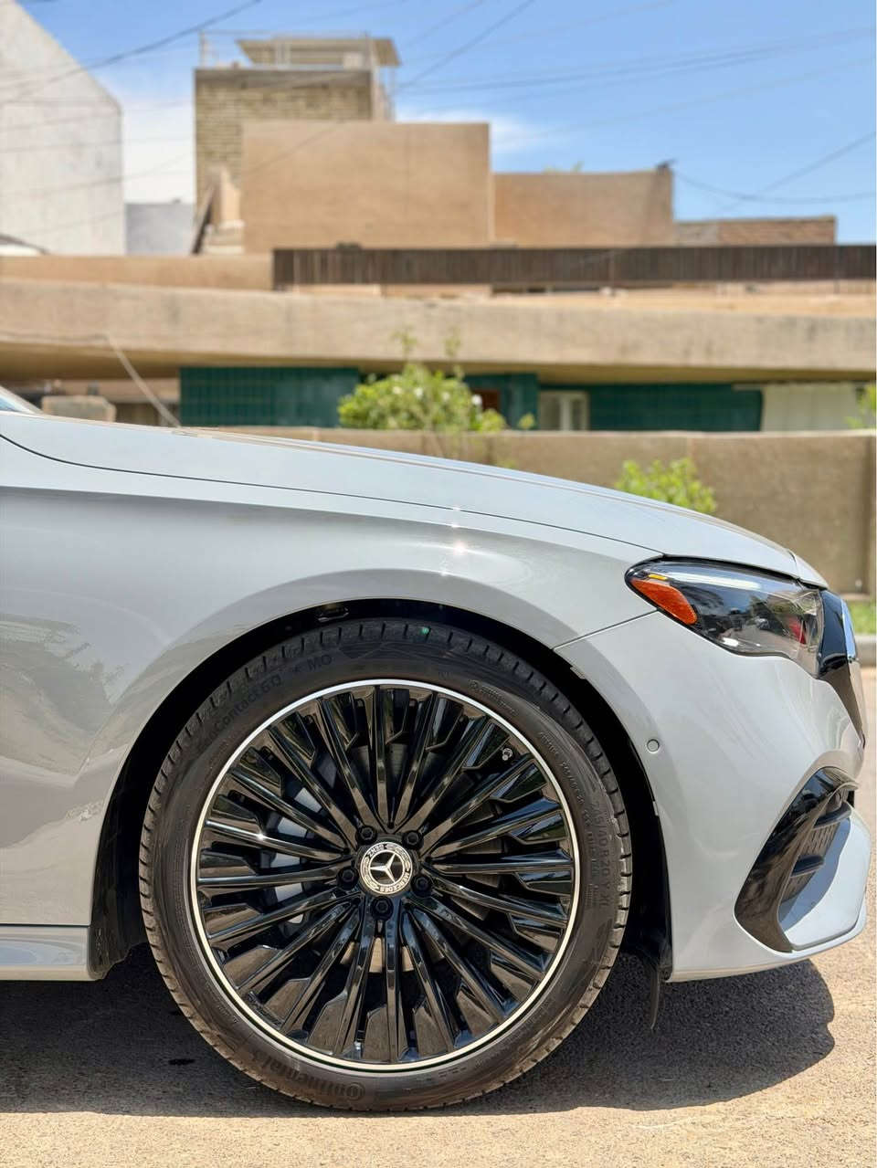 مارسدس e350 2025 فول مواصفات 
الون سمنتي 
حادث السيارة كلش خفيف فقط اصبعين من حافة البنيد بدون ايرباك بدون اي شي مصلح على كدة 
السيارة اعلى مواصفات 
بانوراما 
5 كامرات و كامرة للداخل 
Amg بلادي
لايت ذكي 
رادارات فول امامي و خلفي و جانبي 
3 شاشات ليكدام للسايق و وسطية و للصدر 
مقاعد كهرباء فول 
السيارة مضللة و وياها كتاب مال تضليل صالة يومين من سويتة  80 بالمية 
قيادة ذاتية 
صندوك كهرباء و شفط 
اوتو بارك تطبك من وحدهة 
اليدان مال بوب شفط 
ماشية 2000 فقط زيرو السيارة 
رقم اربيل باسمي 
السيارة اعلى مواصفات بالمارسدس
مكان السيارة بغداد 
السعر 61 الف دولار 
للاستفسار *********** بغداد, العراق
