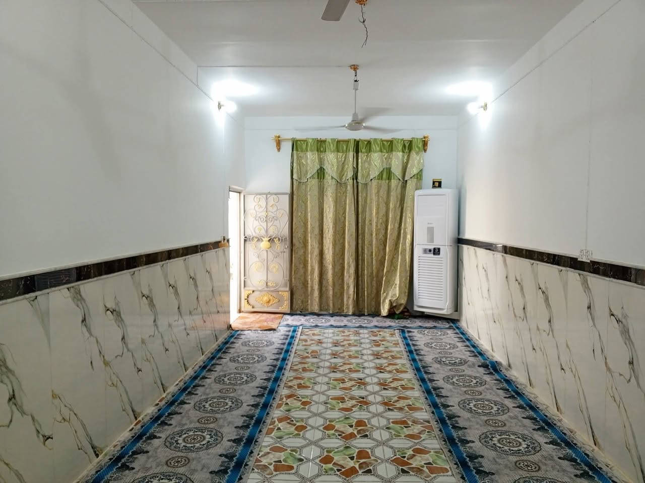 السلام عليكم 
يتوفر بيت للبيع 
طابو زراعي عراقي
مساحه البيت 300متر
يتوفر من 4 غرف موزع صاله ديوان كبير 
الموقع ميسان حي سلام الدوانم 
يتوفر كامل الخدمات ماي مجاري كهرباء
السعر  115 مليون وقابل للتفاوض 
الاستفسار الإتصال ‏‪‏‪‏‪***********
