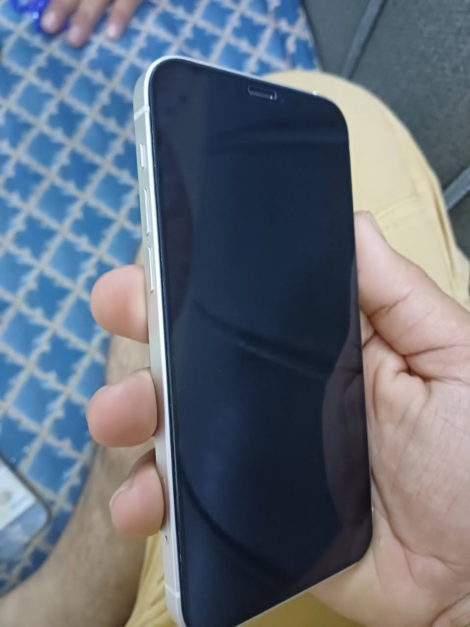 ايفون ١٢ عادي جهاز نضيف كلش جان ضامي بطاريه ٩١ لا معلايه ولابدله اخذه لاي مصلح ذكره ٢٥٦ ملحقاته كامله
