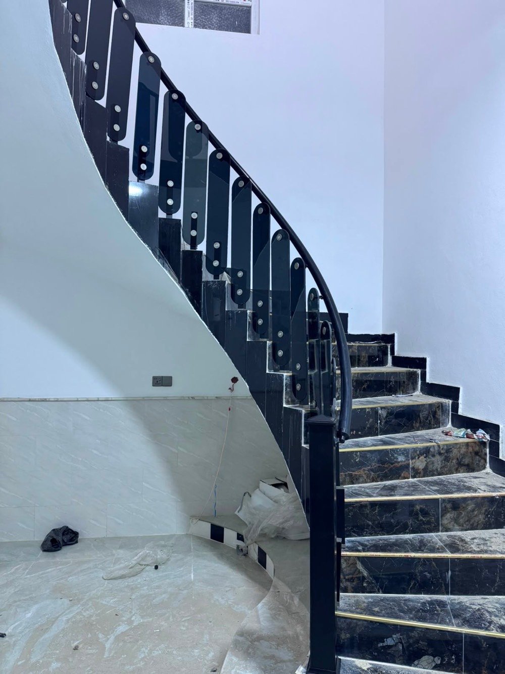 🌟 معمل أساس القمم للمطابخ، المحجرات، الأبواب والديكورات 🌟

لأن بيتك يستحق الأفضل، نوفر لك كل ما تحتاجه لتجهيز منزلك بأعلى مواصفات الجودة وأنسب الأسعار!

🔹 عروض مميزة للموظفين:
 بإمكان كافة الموظفين تجهيز المنزل كاملاً بنظام الأقساط المريحة (نظام منصة).
 العرض متوفر حصرياً لحاملي ماستر كارد الرافدين.

📋 تفاصيل الخدمات والأسعار:
 
🍳 الكاونترات:
 الأسعار تبدأ من 250,000 إلى 550,000 دينار للمتر الواحد (شامل الأرضي مع المعلق/الملحق).
 مرفق مع مرمر كوارتز طبيعي بنسبة 93%.
 سرعة في الإنجاز: تسليم المطبخ خلال 3 إلى 7 أيام فقط!
 
ضمان حقيقي لمدة 5 سنوات.
 
🏡 المحجرات:
 أسعار المتر تبدأ من 45,000 إلى 85,000 دينار (مع تفاصيل إضافية مثل الأبواب أو الدرج الفر).
 
🚪 الأبواب الداخلية:
 يبدأ سعر الباب من 200,000 دينار.
 ✨ تفاصيل مجانية بالكامل:
 القياسات، النقل، والشد (التركيب) تكون مجاناً 100%.

📍 العنوان والتواصل:
 العنوان الجديد: الانبار - القائم - حي الشهداء (مقابل أسواق الخضر، قرب أسواق العائلة).
 
للاستفسار والحجز:
 📞 *********** (متوفر واتساب)
 📞 *********** (متوفر واتساب)