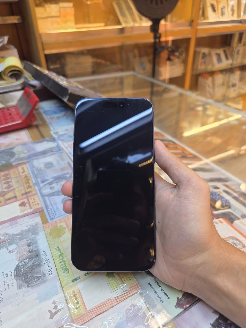 17 pro max 
512 
92 
za سيمكارت 
لون نيلي 
كامل ملحقاته 
مفعل بشهر ال10 
الجهاز بي سكراش بالشاشه 
سعره بسعر ال256 
1650 الف 
***********

