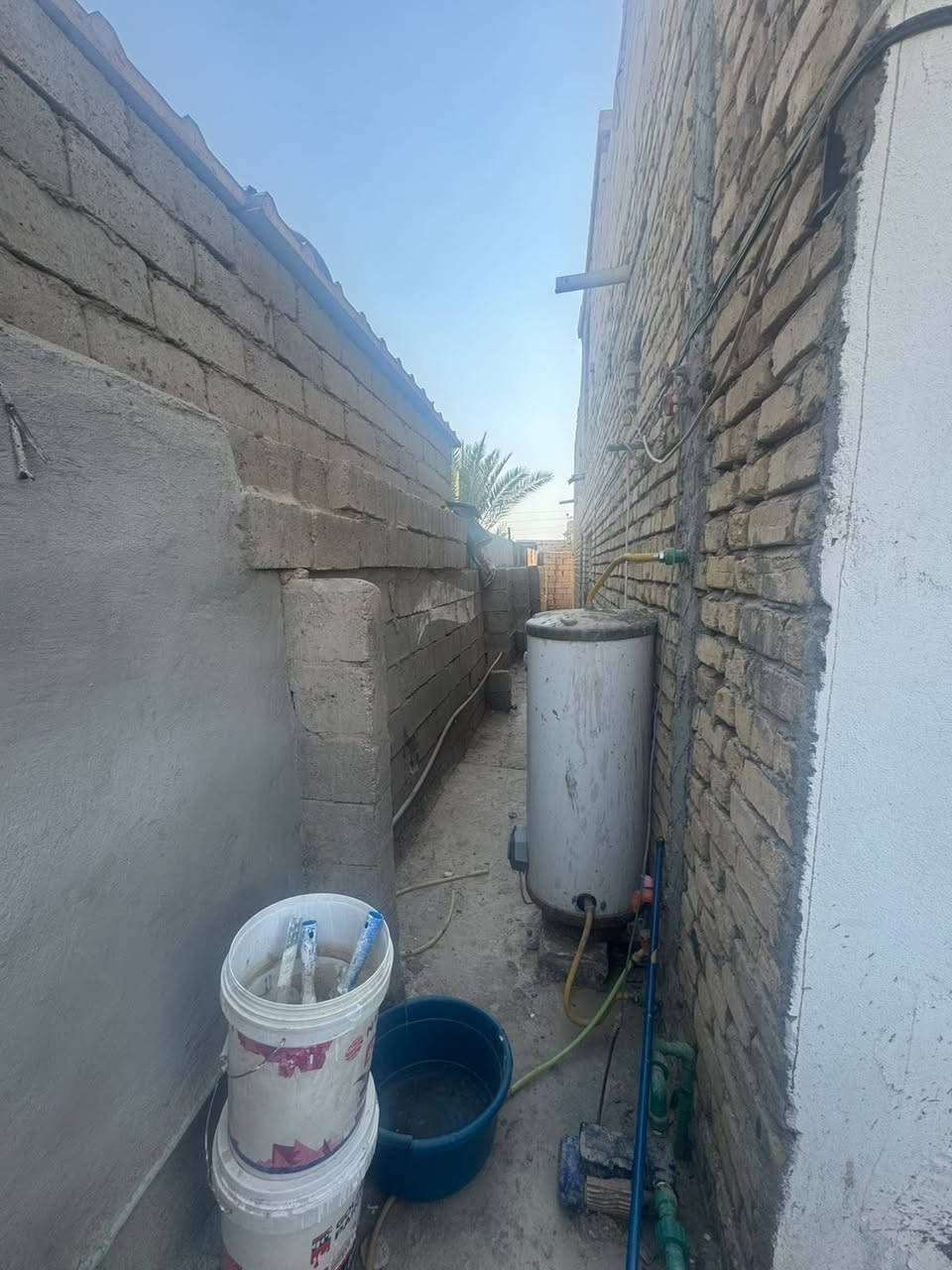 بيت للبيع في حي العسكري قرب بيت الساده الطوال يبعد عن التبليط مسافه ٥٠ متر مساحه البيت ٢٠٠ متر سند ٢٥ بأسمي بيت نظيف وجاهز مستعجل على البيع السعر ٤٥ وبي مجال 
*********** للتواصل واتساب

نص مكتوب في الصور:
- مشاركه طارمه
- استقبال الطول ٧ متر العرض ٣
- استقبال مطبخ غرفتين