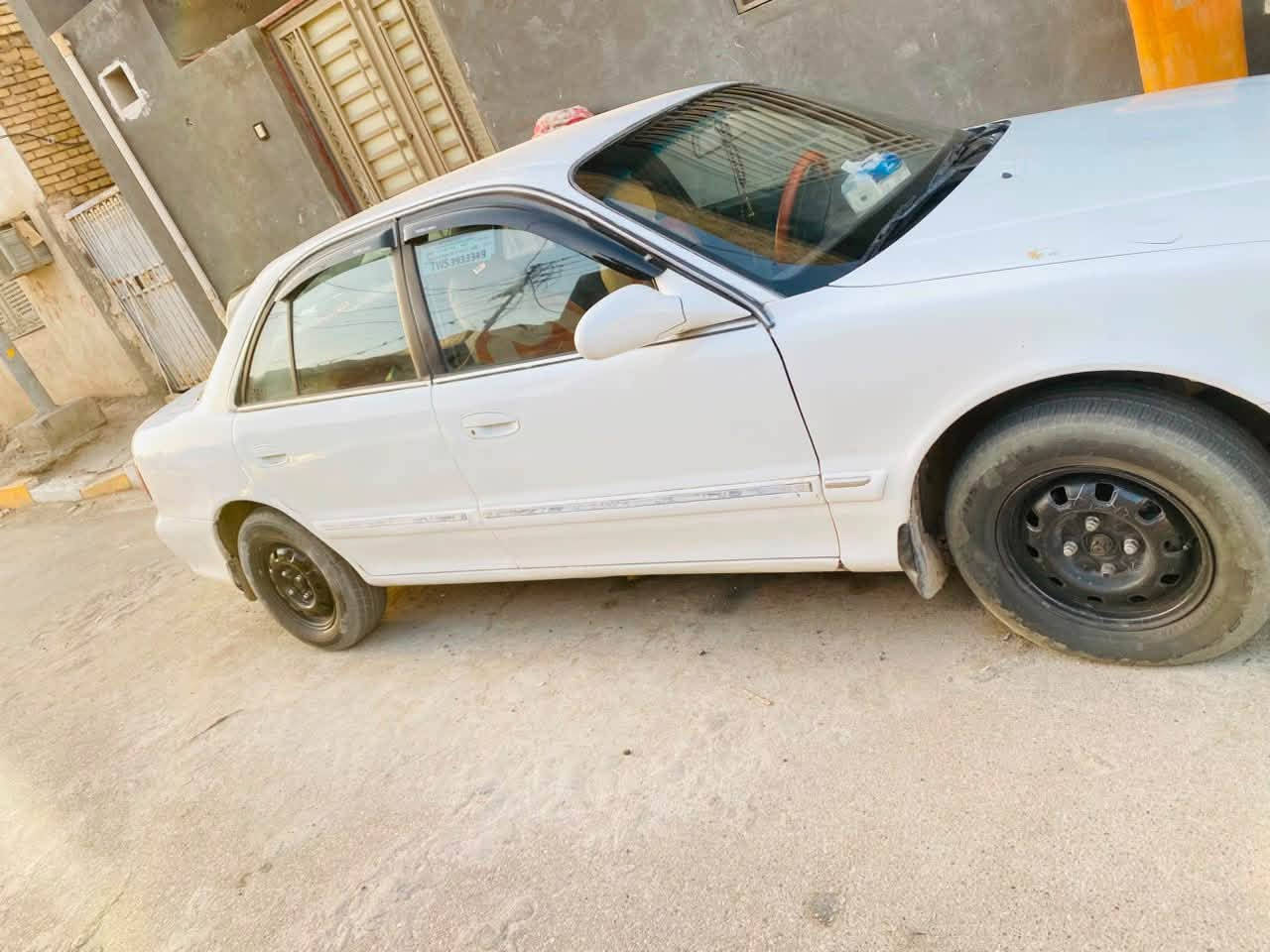 سلام عليكم سياره سوناتا مديل 2000 رقم بغداد. لون ابيض مصبوغه عام لون ابيض تبريد شغال عوزه بس غاز كهربائيات كله شغاله  مكينته 1800بلاد شرط لاتنقيص ولا تبخير سعر ٤٣ بيه مجال ***********مكان ناصريه مركز
