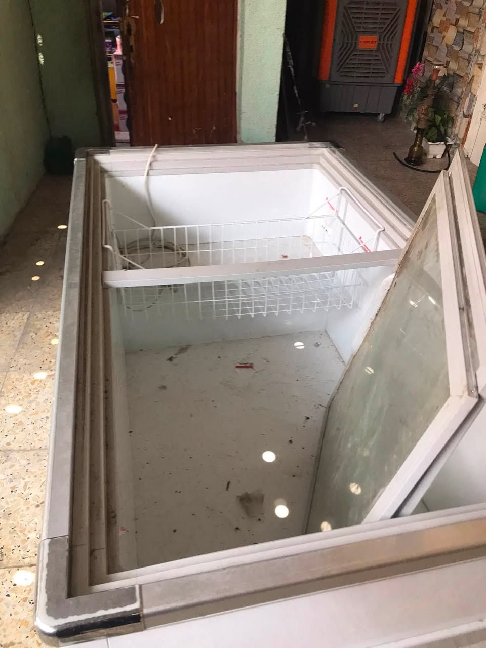 سلام عليكم عارضه للبيع استخدام قليل تبريدها خير من الله نضيفه كلش العنوان بغداد بلديات ***********

