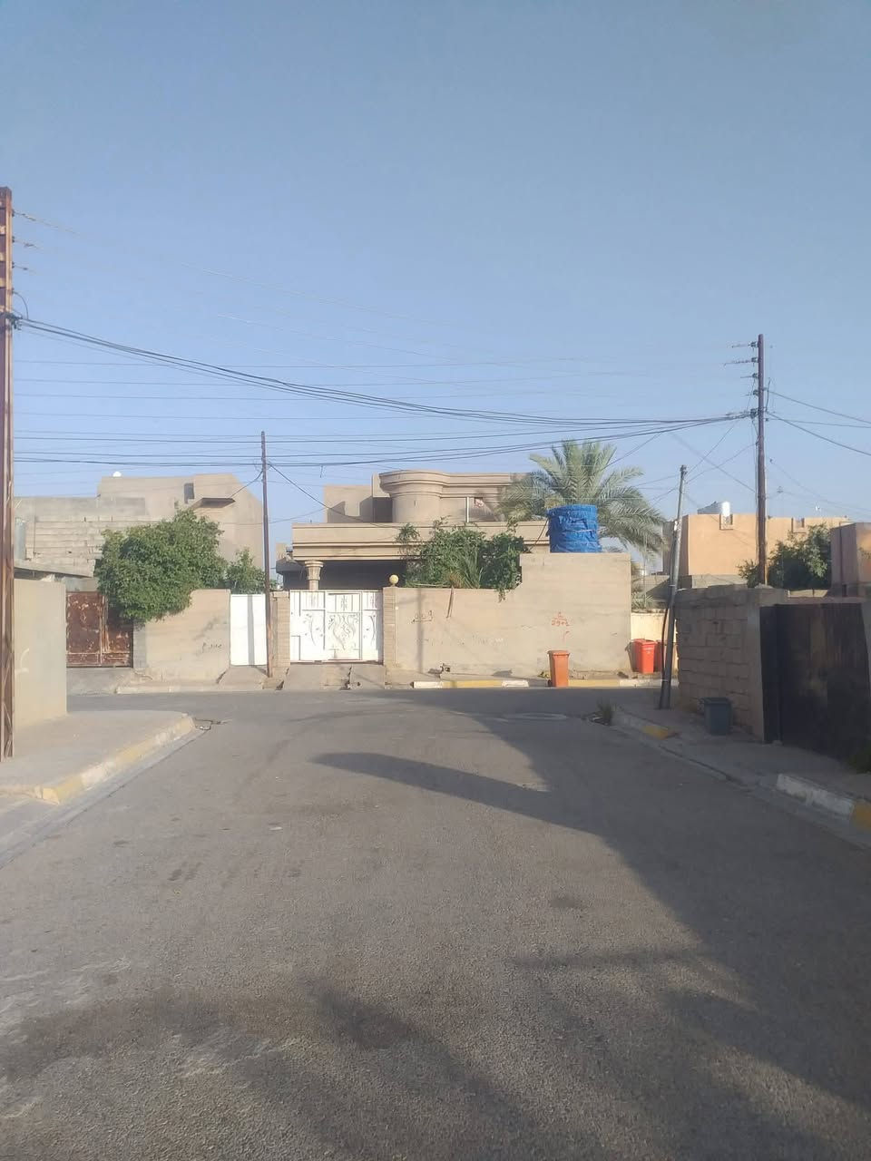 السلام عليكم 
بيت طابو سند ٢٥ الحويجة حي العسكري قرب جامع مله حمدون 
المساحة ٣٣٨ متر مربع
البيت يتكون  من اربعة غرف نوم
 وهول درج ومطبخ وهول مجلس عائلي
 وربعة ٤×٩ التواصل على هذا الرقم ***********
