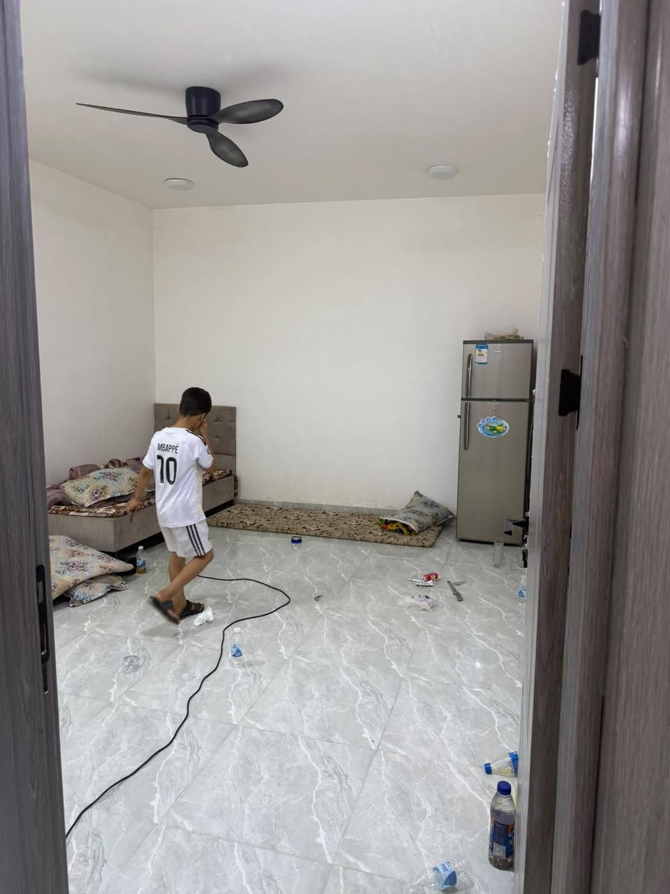 البيت مكلف للايجار سعره 200 الف  المكان الخامسه كيلو مكون من طابقين  الطابق الثاني  بي قرفه وصاله وحمام ومطبخ للستفسار الاتصال  ب ***********  رقم ثاني ‏‪***********‬‏
