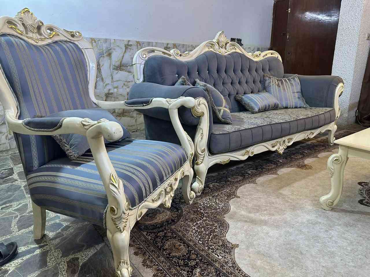ملكي تركي خشب زان عشر مقاعد مع وسطيه نظيف جداً السعر ٩٠٠ مكانه المنصور ***********

