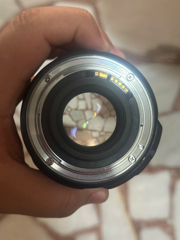 Canon efs 17-55 2.8
افضل عدسة زوم للكروب فريم
نظافة 100‎%‎ وياها الكبات ثنين وهود
سعرها 275 الف توصيل مجاني كل محافطات العراق
*********** واتساب
