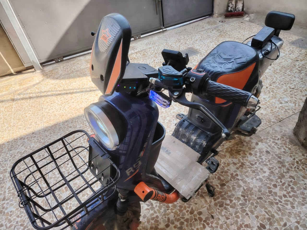 دراجة شحن R9 للبيع مستعمل شهر فقط سبب البيع محتاج فلوس على وضع الشركة ما مبدلين بيها شي مثل ما موضح بالصورة سعر ٤٥٠الف الي يريد يراسل واتساب ***********

