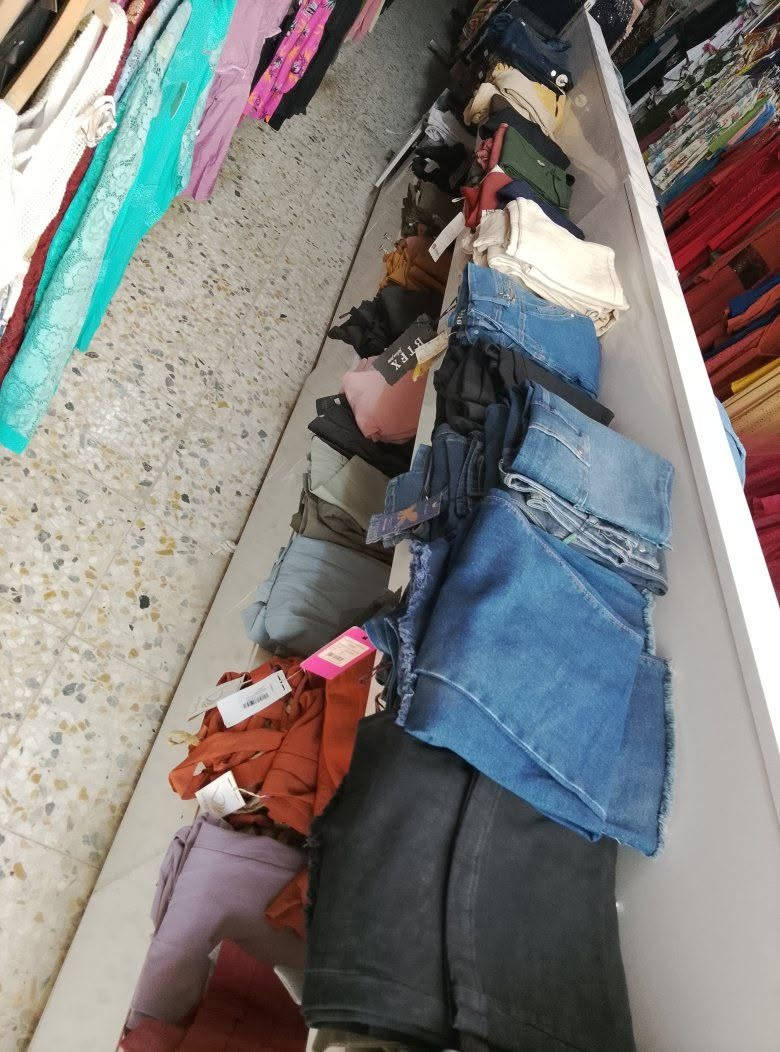 شلعة بنطرون جينز وقماش نسائية وبناتي وأطفال بسعر مناسب سعر القطعة ٣٠٠٠ للاستفسار ***********
