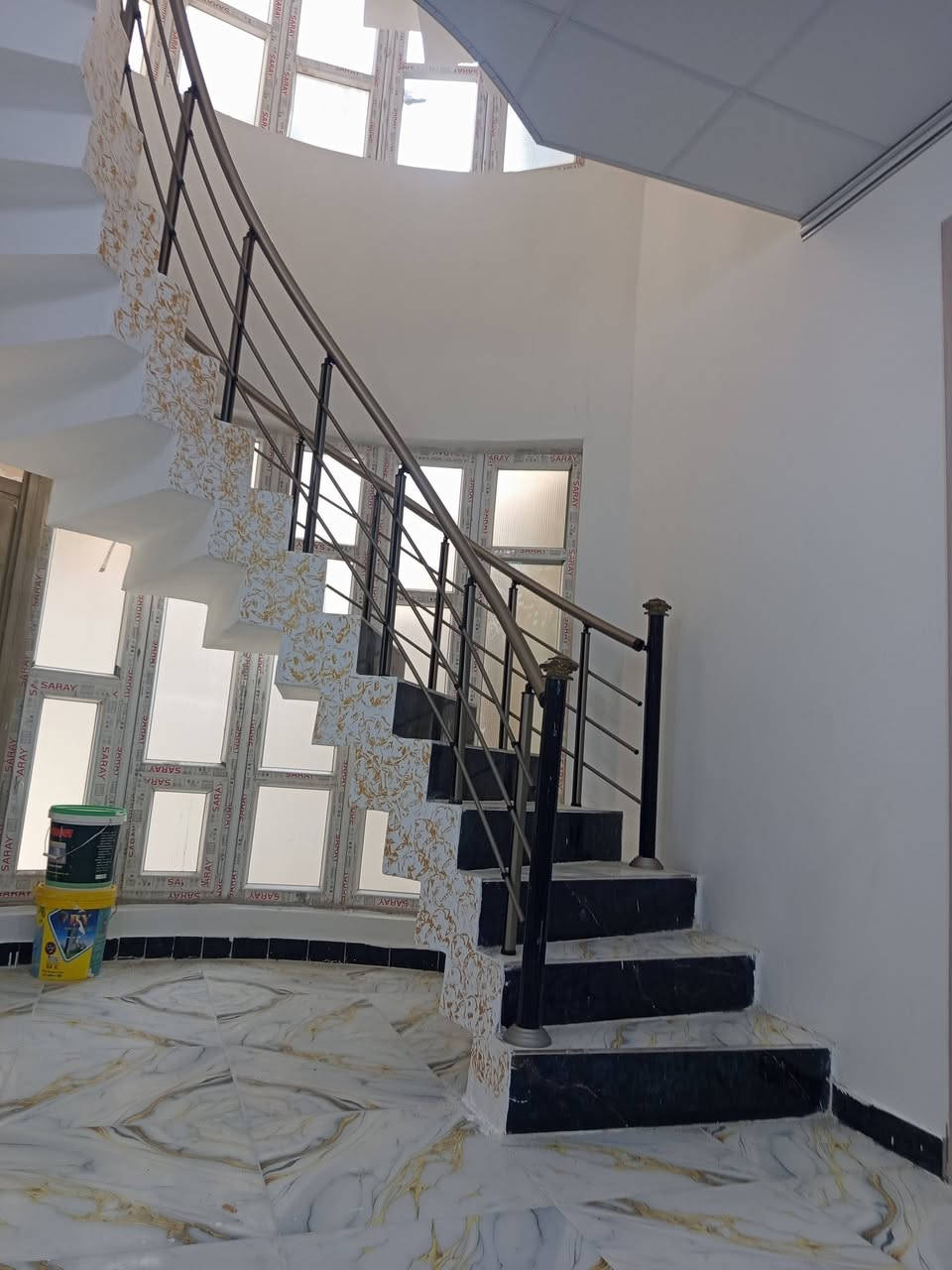 دار للبيع 200م طابقين طابو زراعي سند 25 خارطة وتصميم والديكور وبناء درجة اولى يتكون من استقبال ومطبخ و 6 غرف نوم وصالتين وصحيات داخليه وخارجية وطابق ثاني وبيتونه وكراج وحديقة الخدمات ماء وكهرباء وتبليط وخط مولد وإنارة شارع عرضه 12م ام العضام العثمانية مدخل مقابل مستشفى الرازي بدايه الفرع  الثاني او مدخل نقطة الشرطة على السده الفرع الثاني  السعر 140مليون وقابل للتفاوض تفاصيل اكثر داخل الفيديو للاستفسار خاص او *********** ملاحظه لا يوجد امراوس أو قسط
