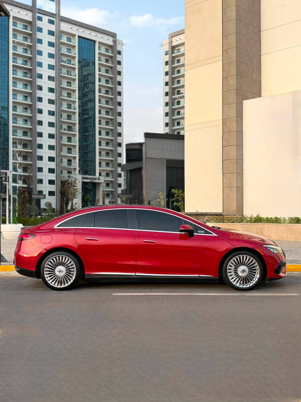 للبيع او للمرواس Mercedes-Benz EQE 350
مرسيدس EQE 350 كهربائية بالكامل 2024 لون مميز 
كهرباء بل كامل بل شحنه الوحدة تمشيك 600_700 كيلو تدعم الشحن السريع وارد امريكي ضررها سخيف جداً سطحي بل صفحه بدون ايرباك 

شاشه وسطيه تدعم ابل كار بلي واندرويد اوتو /سستم صوت سماعات محيطي /بانوراما بل كامل /كاميرات 360 درجة /شاحن لاسلكي /مقاعد اماميه كهربائية بل كامل تدفئة /دخول وتشغيل بدون مفتاح/ اضاءة داخلية 
نظام الملاحة /حساسات اماميه وخلفيه /نظام محافظه الخروج عن المسار /انظمه متقدمه لمساعده السائق وبعد بيها هواي مواصفات 

السعر 365 وبيها مجال 

مكاني بغداد الكرخ قرب مطار بغداد 

للاستفسار الاتصال عل رقم 
 ***********
