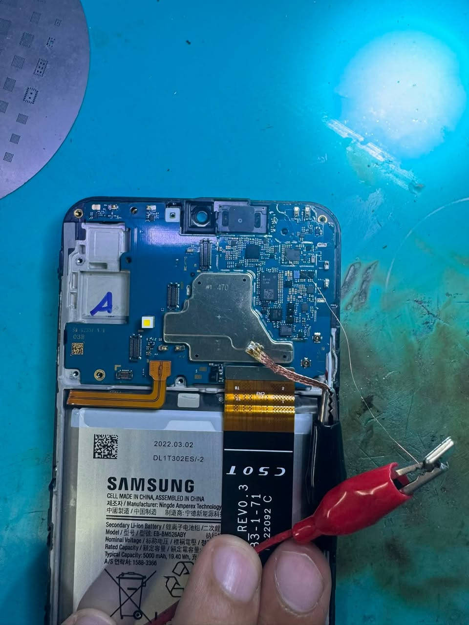🛠️ شركة الراصد لصيانة الهواتف الذكية

📡 تشخيص احترافي وإصلاح دقيق لعطل شبكة الواي فاي – Samsung A23 📱

بسم الله الرحمن الرحيم

نرحب بكم من جديد مع إحدى حالات الصيانة الدقيقة داخل شركة الراصد، حيث نعتمد في تشخيص الأعطال على الفحص الهندسي الدقيق وتحليل المخططات الإلكترونية، للوصول إلى سبب العطل الحقيقي بعيداً عن التخمين أو تبديل القطع بشكل عشوائي. 🔬⚙️

Ayad Salihالحوت الاستاذ 
━━━━━━━━━━━━━━

📱 الجهاز: Samsung A23

🔧 العطل:
وصل الجهاز إلى الورشة وهو يعاني من عطل في دائرة الواي فاي، مع وجود محاولة إصلاح سابقة على الجهاز، حيث تم استبدال آيسي الواي فاي سابقاً، ولكن العطل بقي موجوداً ولم تُحل المشكلة.

📋 تفاصيل الفحص:

بعد مراجعة المخطط الفني وفحص متطلبات دائرة الواي فاي، تم التأكد من سلامة معظم الخطوط والتغذيات الخاصة بالدائرة.

🔍 أثناء الفحص تم العثور على خلل في أحد خطوط التغذية المهمة:

❌ VREG_L16A_1P8

وهو خط تغذية بقيمة 1.8V ضمن متطلبات دائرة الواي فاي.

⚠️ ملاحظة مهمة:
عند القياس في البداية، كان الفولت موجوداً على الخط ويظهر بصورة طبيعية، ولكن بعد الانتظار ومراقبة الخط لفترة، لوحظ أن قيمة الفولت تبدأ بالتغير وعدم الاستقرار، مما أكد وجود خلل في هذا المسار أو في مصدر تغذيته.

🔧 خطوات التشخيص:

✅ تم التأكد من حالة الخط ومراقبة الفولت بشكل مستمر للتأكد من أن المشكلة ليست مجرد قراءة لحظية.

✅ وللتأكد بشكل أكبر من تأثير هذا الخط على عمل دائرة الواي فاي، تم إمداد خط VREG_L16A_1P8 بفولت خارجي من خلال الباور سبلاي.

📡 بعد توفير التغذية الخارجية بالقيمة المطلوبة، تم تشغيل دائرة الواي فاي وإجراء الاختبار.

✅ وبالفعل عادت وظيفة الواي فاي إلى العمل، مما أكد أن الخلل مرتبط بفقدان أو عدم استقرار تغذية هذا الخط.

🔍 بعد ذلك تم البحث عن مسار آخر داخل الجهاز يحمل نفس قيمة الفولت المطلوبة، وتم العثور على خط مطابق بالقيمة:

• VDD_SENSOR_1P8

وتم الاستفادة منه كمصدر بديل للتغذية المطلوبة بعد التأكد من مطابقته للقيمة المناسبة.

وبعد تنفيذ المعالجة وإعادة الاختبار، عادت دائرة الواي فاي إلى العمل بصورة طبيعية، وتم التأكد من نجاح الإصلاح. ✅📡

💡 هذه الحالة تؤكد أهمية الرجوع إلى المخطط الفني وفهم متطلبات الدائرة، وعدم الاكتفاء بتبديل آيسي الواي فاي عند وجود عطل في الوظيفة، لأن المشكلة قد تكون في أحد خطوط التغذية المرتبطة بالدائرة نفسها.

الحمد لله على التوفيق. 🤲

━━━━━━━━━━━━━━

📍 شركة الراصد - الفرع الأول
شط العرب، مجاور صيدلية نبض الحياة

📍 شركة الراصد - الفرع الثاني
الجمهورية، شارع المكاتب، مقابل مطعم شوقي

📲 رقم الورشة:
***********

