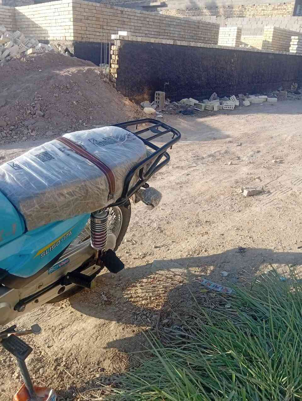 السلام عليكم دراجه للبيع موديل 24 نظيفه كلش وكاله عامه اوراق وكيل السعر 650 وبها مجال العنوان حله شارع ثمانيه قرب الساده ابو خطه ***********

