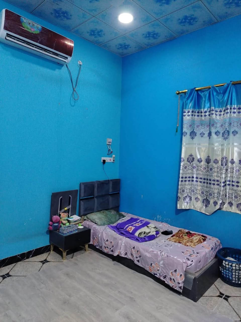 🏠 عرض مميز: بيت طابقين للبيع بمواصفات ممتازة
​فرصة رائعة لامتلاك منزل متكامل بتصميم مستغل بدقة ومساحات مريحة تناسب العائلات الكبيرة، في موقع حيوي وقريب من الخدمات.
​📍 الموقع والعنوان:
​العنوان: طريق العوجة - خلف المستشفى الصيني.
​الشارع: شارع روضة ماما كفاح.
​📌 المواصفات العامة:
​المساحة الكلية: 200 متر مربع.
​الأبعاد: 10 × 20 متر
​مساحة البناء: 150 متر مربع.
​عدد الطوابق: طابقين 
​📐 التقسيم الداخلي للمنزل:
​🔹 الطابق الأرضي:
​الاستقبال: ديوان مستقل ومريح لاستقبال الضيوف + صالة عائلية واسعة.
​غرف النوم: غرفتين (2) 
​ مطبخ 
​الخدمات: حمام داخلي مفصول + حمام خارجي إضافي.
​🔹 الطابق الأول:
​غرف النوم: 3 غرف نوم واسعة.
​المطبخ: مطبخ ثانٍ (يوفر استقلالية تامة للطابق).
​الخدمات: حمامات مفصوله 
​السعر المطلوب: 160 مليون قابل للتفاوض
للاستفسار:***********
