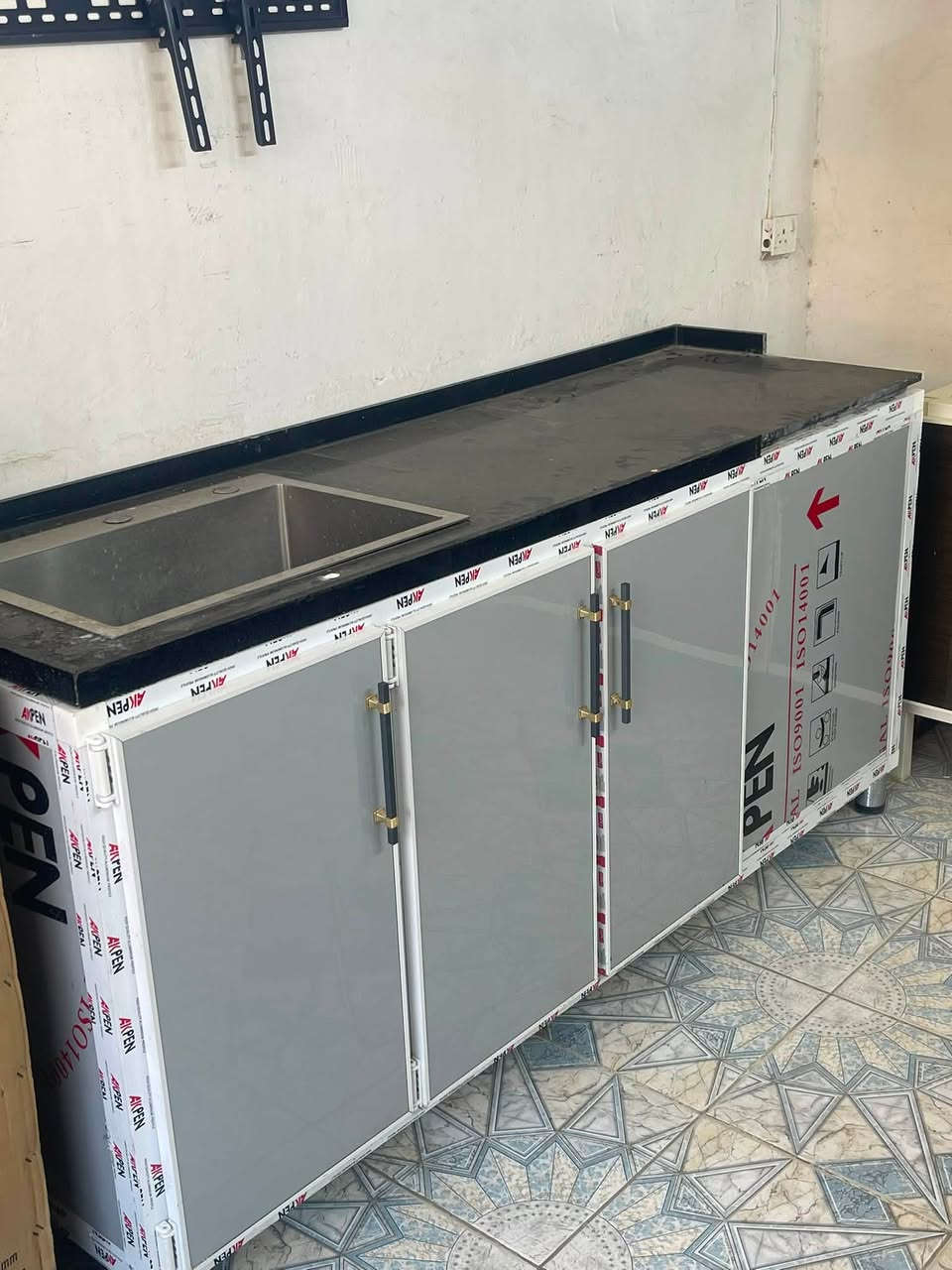 غراض مستعملات للبيع سنك مترين مرمر احطاطه كلش نضيف وميز متره تركي وخزان مي ابو 500 لتر كلش نضيف ***********
