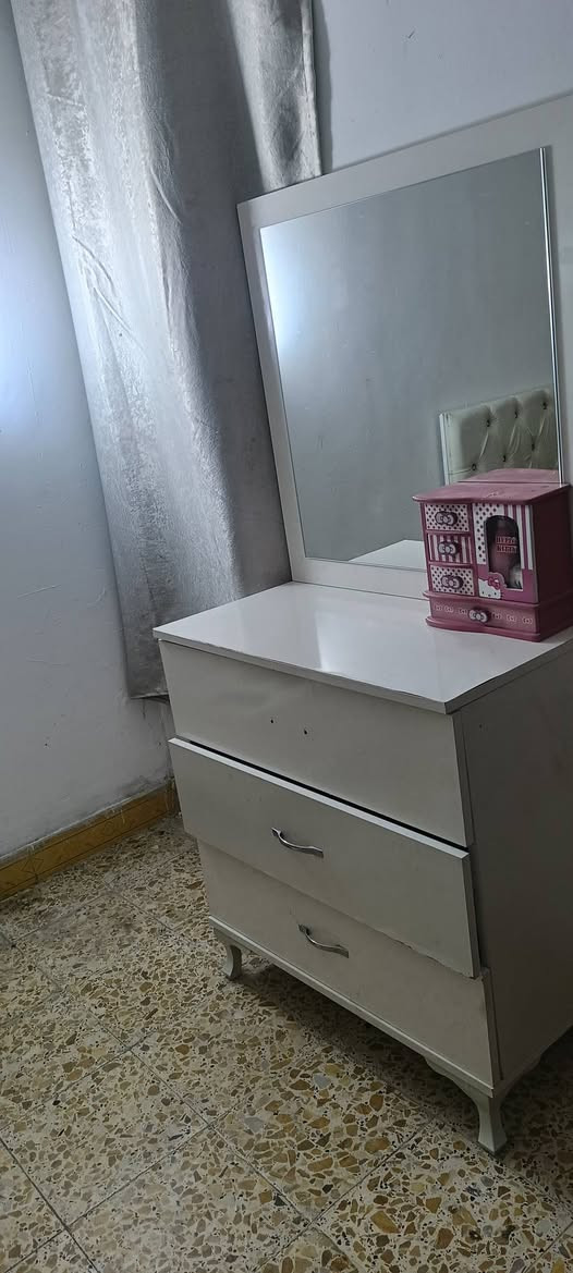 السلام عليكم  غرفة تركية للبيع 200 وبيها  مجال اضرار بسيطة..
قرب سوگ شلال لتواصل خاص ***********..
