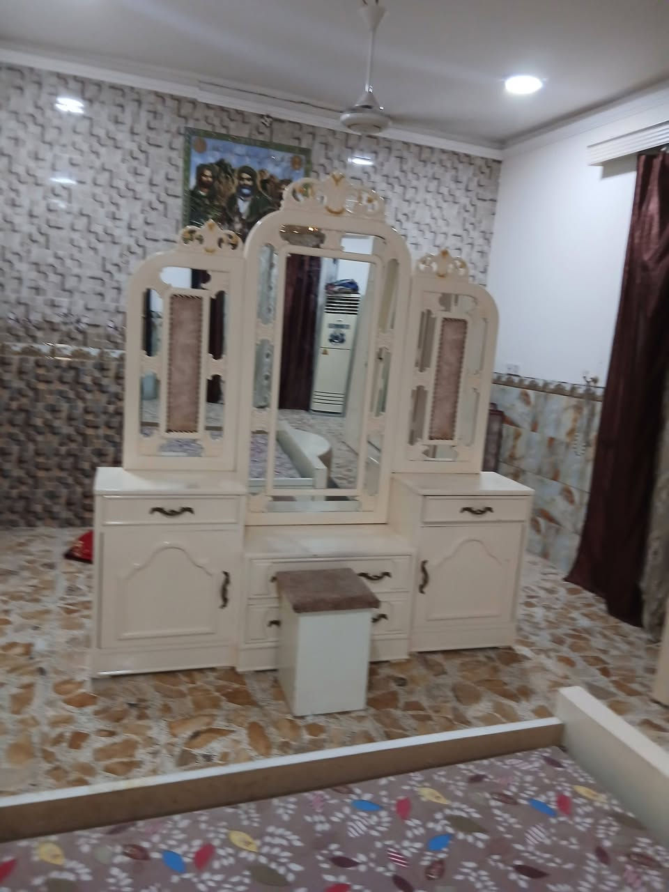 السلام عليكم اخوان  غرفه  اخت الجديده  مابيها اي شخط شرط  تسكام درجه اولى   الظهر جرجزبه  اسليت  ٦باب   حله شارع السياحي قريه الدولاب   ***********
