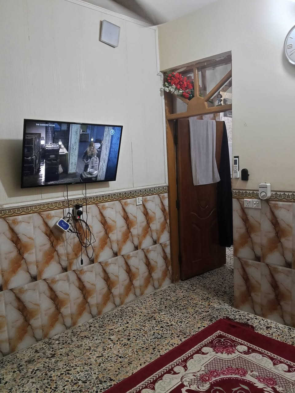 بيت للبيع
المساحة 55متر واجهة 5ونص
طابقين 3 غرف نوم 2 حمام  طابق اول و طابق ثاني
العنوان حي البساتين قرب شارع احمد الوائلي شارع منهل
للاستفسار ***********
