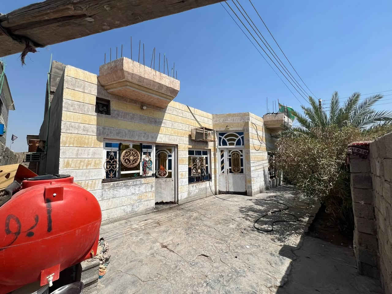 بيت طابو للبيع مساحة البناء ١٥٠ صافي بس البيت ويه الخدمات يطلع فوك ال ٢٠٠ السعر ٨٥ وبي مجال قليل ***********للاتصال 

ديوان٨*٥
غرفه ٦*٥
غرفه٦*٥
صاله٧*٥
مطبخ٤*٤
صحيات داخليه
صحيات خارجيه
الحوش ١٢ متر 
الكراج ايضاً ١٢ متر 
بناء حديث 
كلشي موضح بالفيديو العنوان شارع السوداني
