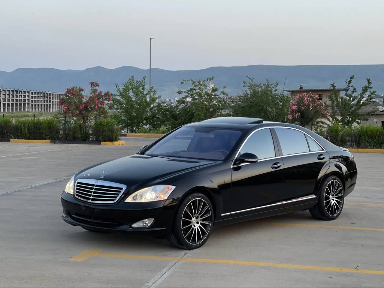 مارسیدس S550
مۆدێل ٢٠٠٨ مەکینە ٨ بستۆن بێ تۆربۆ مەرغوب 
مواسەفات فوول دەرگا لارج 
ناو زەرد سڵاید کوشن هیتەر ٥ پەردە دەرگا سەحب 
قەپات مواسەفات زۆر مواسەفاتی تری هەیە 
سەیارەکە لەسەر دەقی شەریکە ماوەتەوە هەموو گیانی بەشەرت گێڕ و مەکینە نەکراوەتەوە 
کۆدی بۆکراوە سعری ١ دەفتەر و مەجالێکی کەم 
*********** السليمانية, العراق
