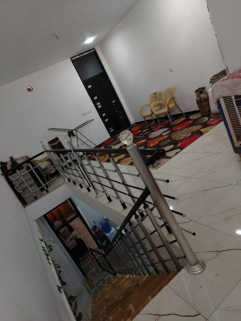 السلام عليكم بيت للبيع في حي الوحده خلف مركز قريب على شارع العام مساحه 100. 5في 20 طابقين كونكريت بناء مسلح بناء ٢٠٢٤ جديد مطلوب مبادره ابيع تطلوعه تفاصيل أكثر إتصال او واتساب ***********. (مطلوب مبادره)
