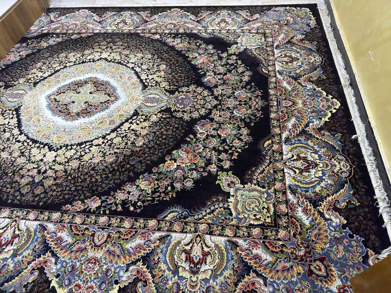 زوالي كاشان ايراني عدد 2 700شانه 3*4 أستعمال نظيف جداً شرط الفحص  سعر الوحده 325 وقابل للتفاوض للاستعلام ***********وتساب
