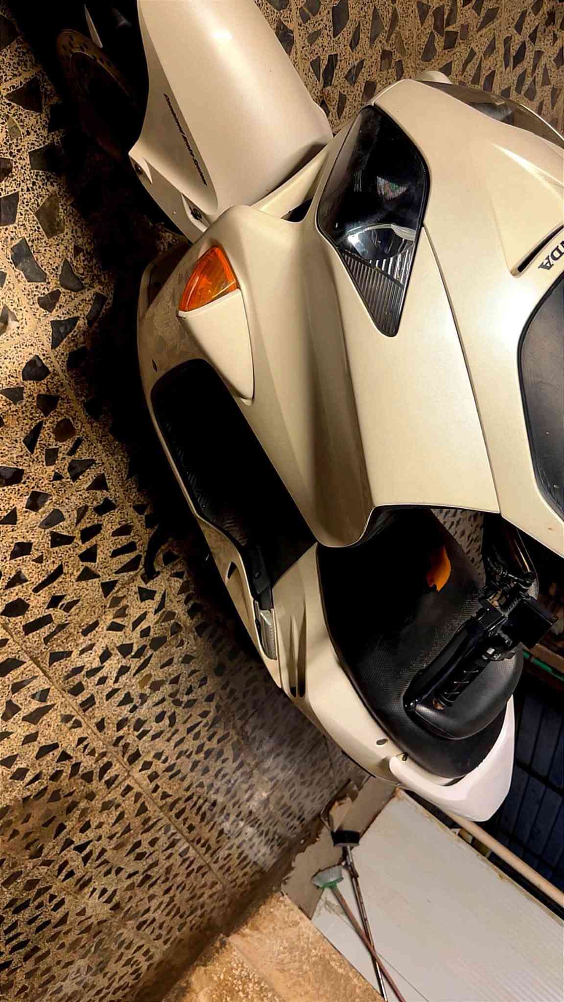 السلام عليكم فورزا 06 مكفولة كفالة عامة تايرات جدد رايدها ب مليون و550 وبيها مجال الشراي يتصل مكانها بغداد ***********
