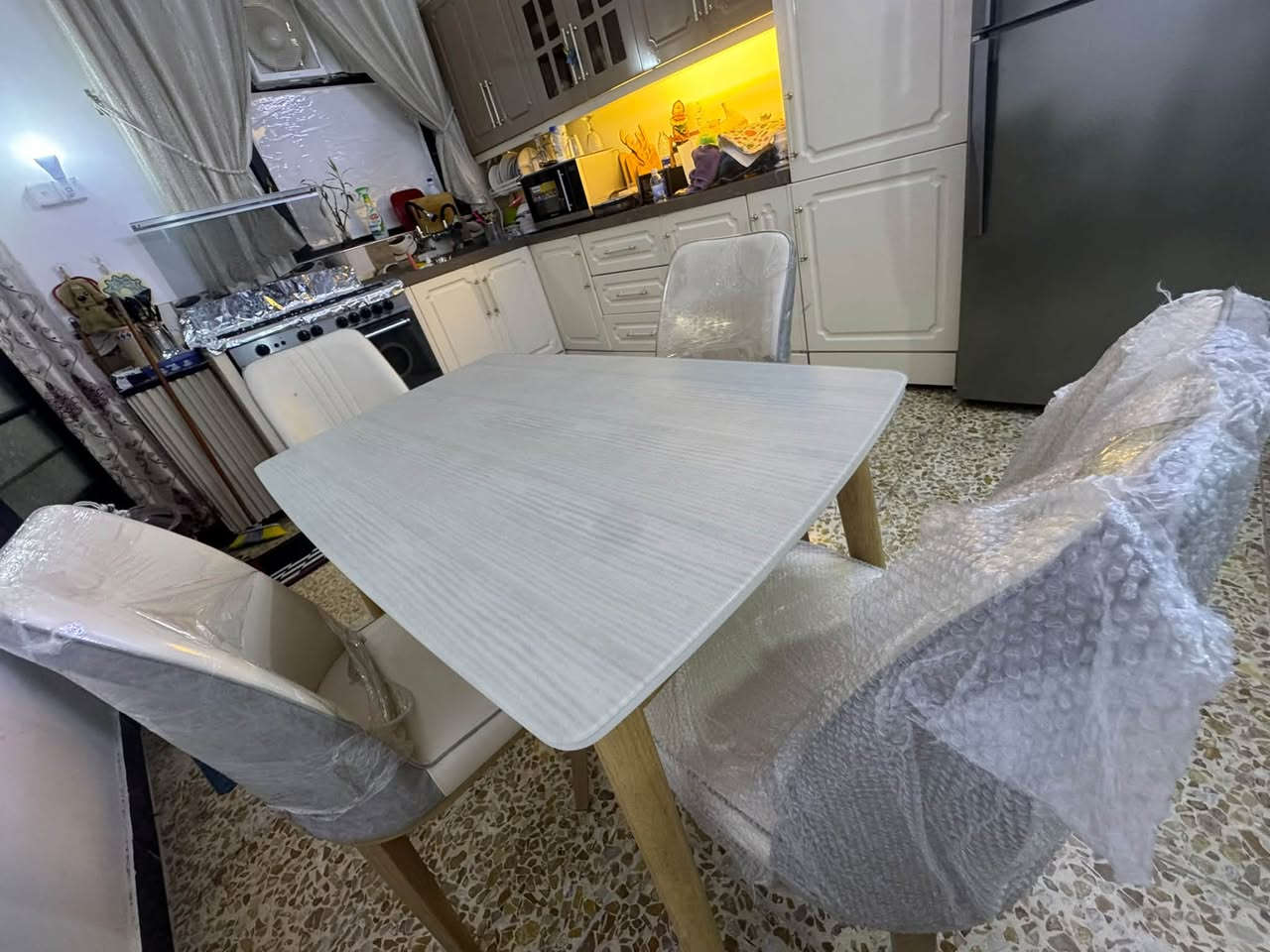 السلام عليكم
ميز طعام  4 كراسي 
200 الف وبي مجال
