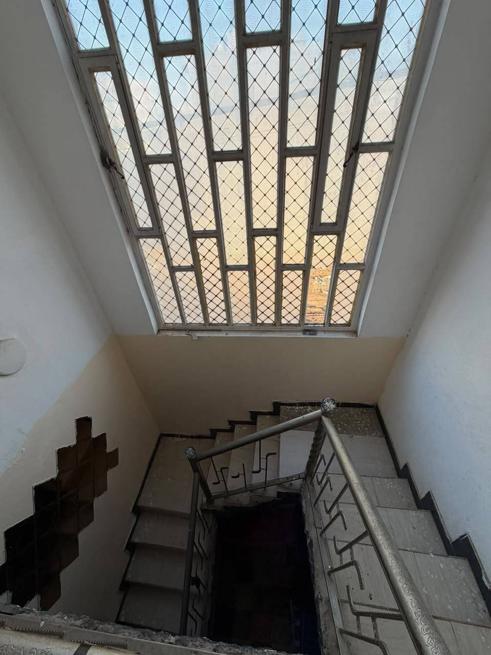 السلام عليكم
بيت للبيع مساحه 125 م مربع
ركن طابقين يحتوي على استقبال ومطبخ وصاله وغرفه نوم وحمامات
طابق الثاني غرفه نوم عدد 2 وصاله وحمامات 
بيت بناء حديث بدون اي نقص 
الموقع حي الموظفين خلف افران صمون ابو الحسن قريب جدآ من شارع 30 
ملاحظه البيت يباع بدون اثاث 
للإستفسار 

مراجعة مكتب دلالية حي الموظفين مجاور مدرسه ن والقلم الاهليه ***********
