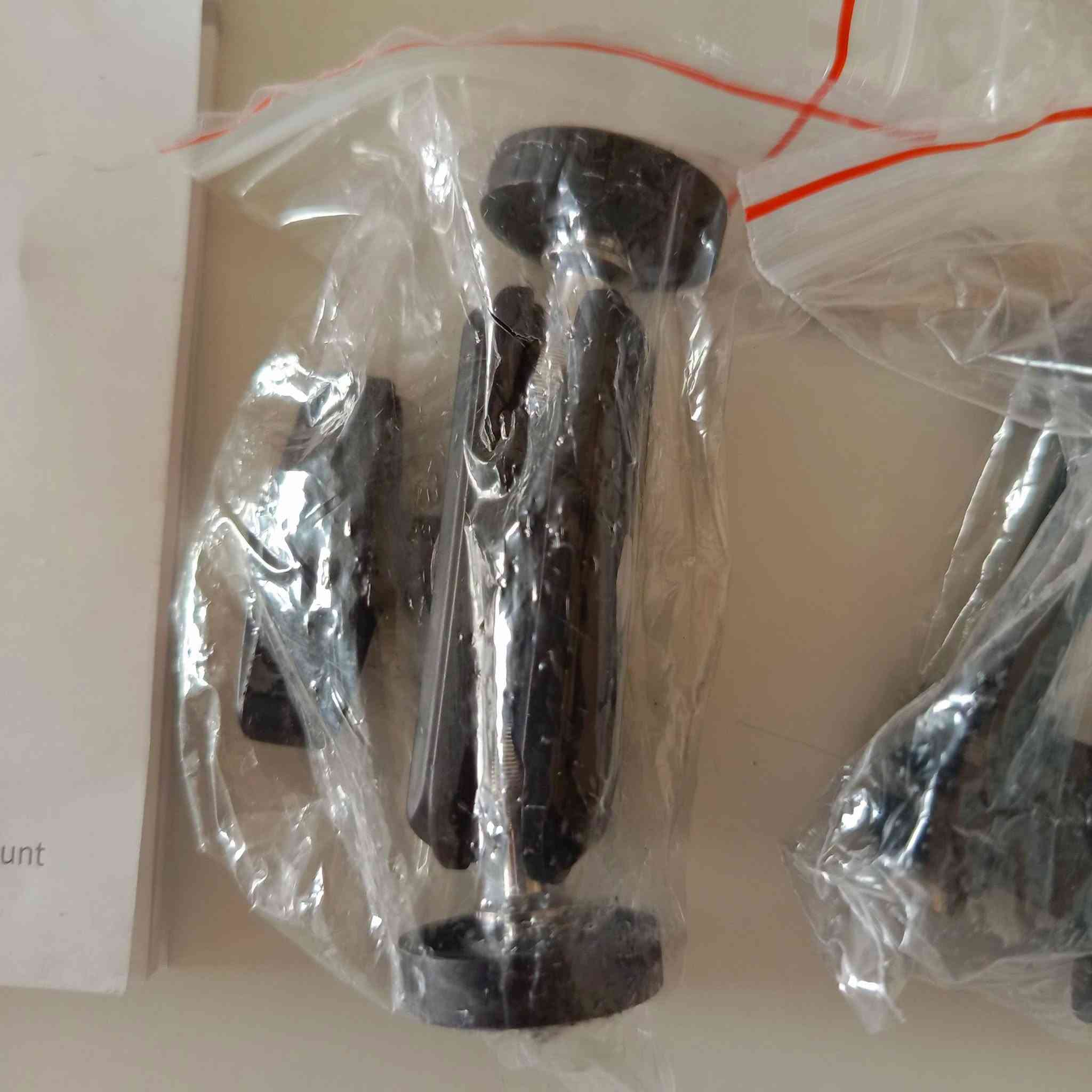 متوفر مثبت موبايل وكاميرات الاكشن وكاميرات التصوير من ماركة Neewer
ويستخدم للتثبيت على زجاج وبنيد السيارة
والاسطح المستوية بأمان عالي اثناء التصوير

السعر 20 
بوجد توصيل الى جميع محافظات العراق
امزون الديوانية للبث المباشر
