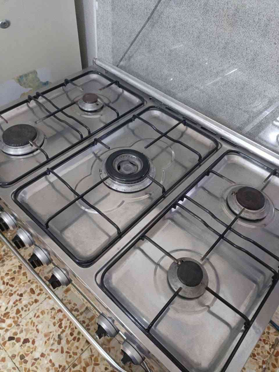 طباخ ابو 5 عيون للبيع نوعيته مصري فريش باب اول اخو الجديد غير داخل تصليح نهائياً بعده جديد كله شغال والفرن هم شغال الفوك والجوه الاتصال بالرقم *********** واتساب موجود
