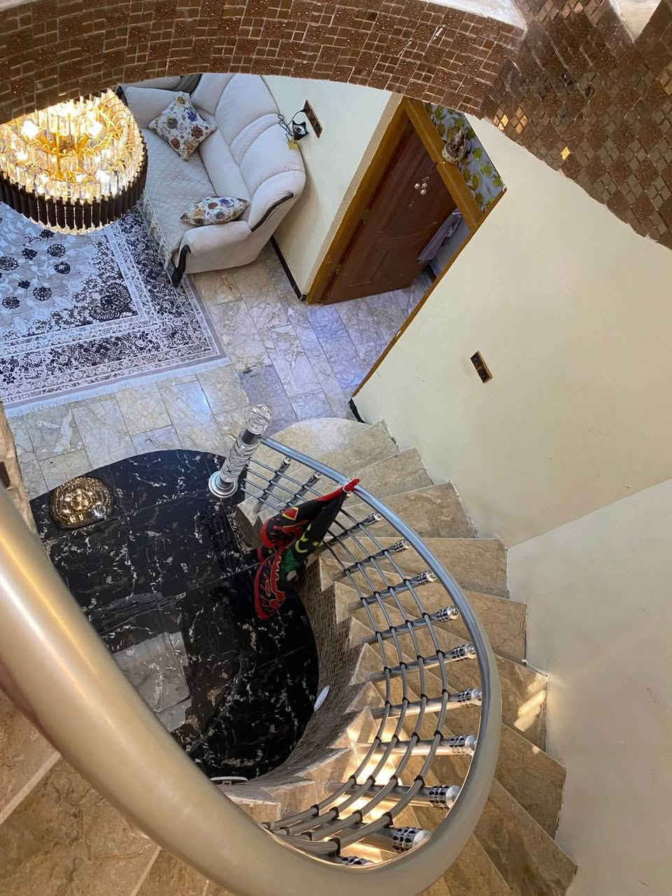 بيت للبيع مساحه 200 متر طابقين بناء حديث  يتكون. من استقبال وصاله و مطبخ و6غرف نوم ومجموعه صحيات كافه الخدمات متوفره منطقةالسفينه شارع ميثم التمار للاستفسار ***********

