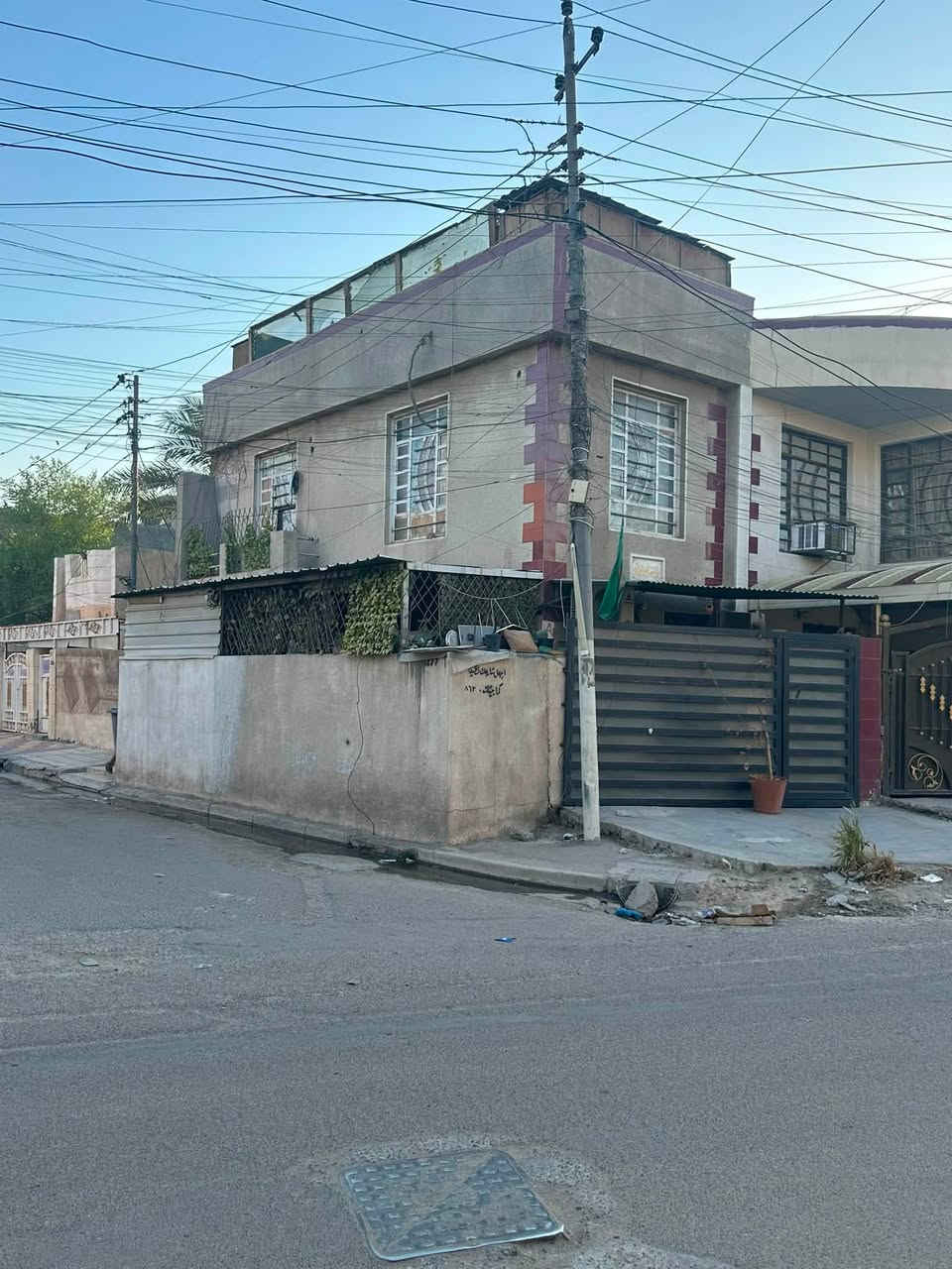 للبيع بيت ركن في منطقة المواصلات بسعر جيد جداً
يحتوي على ٣ غرف نوم +خدمات +مطبخ + استقبال ركن ٥٠ متر بناء جيد 
للاستفسار الاتصال

*********** واتساب
