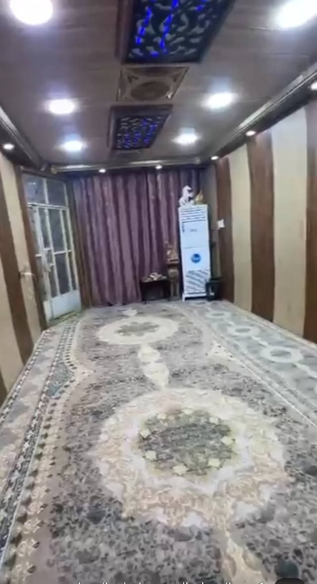 سلام عليكم 
بيت للبيع مساحه ٢٠٠ طابو صرف يحتوي على ٣ غرف نوم ومطبخ حار وبارد واستقبال وصاله بيت جاهز من كل النواحي 
مكانه منطقة الثمنتالاف بشارع المواكب 
الشراي يتصل ويدلل 
***********

