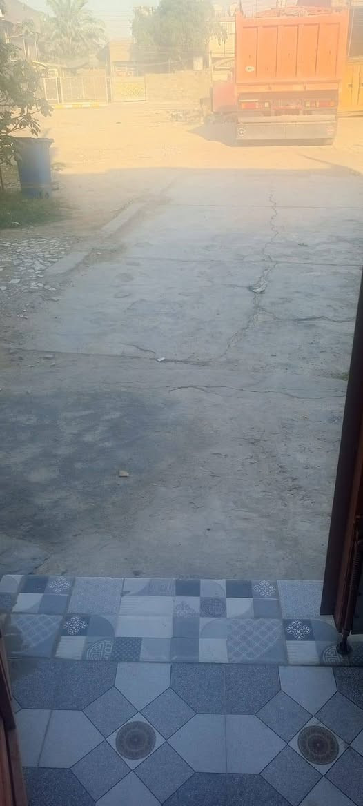 .بيت للبيع طابق واحدمع بيتونه وسطحين 120متر طابو زراعي مع حديقه خارجيه جانبيه وساحه امامية لوقوف السيارة شارع الزوراء فرع اسواق المصطفى الفرع الثالث على اليمين السعر 95مليون للاستفسار الخاص موجود او الاتصال  ***********
