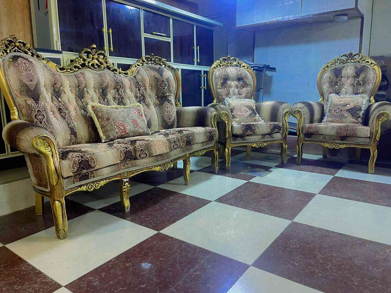 معرض الزهور للأثاث 
السلام عليكم اخوان متوفر تخم ملكي مستخدم ونظيف جدا 10 مقاعد كل تخم 
العنوان الرمادي منطقه 5 كيلو على شارع 100 قرب مطعم 🍴 هيوا لكردي 
للاتصال ***********
