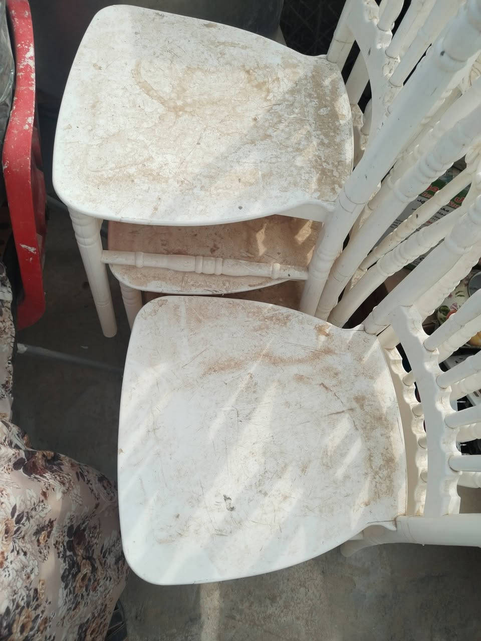 باب حديد • نظيف • ٥ كراسي