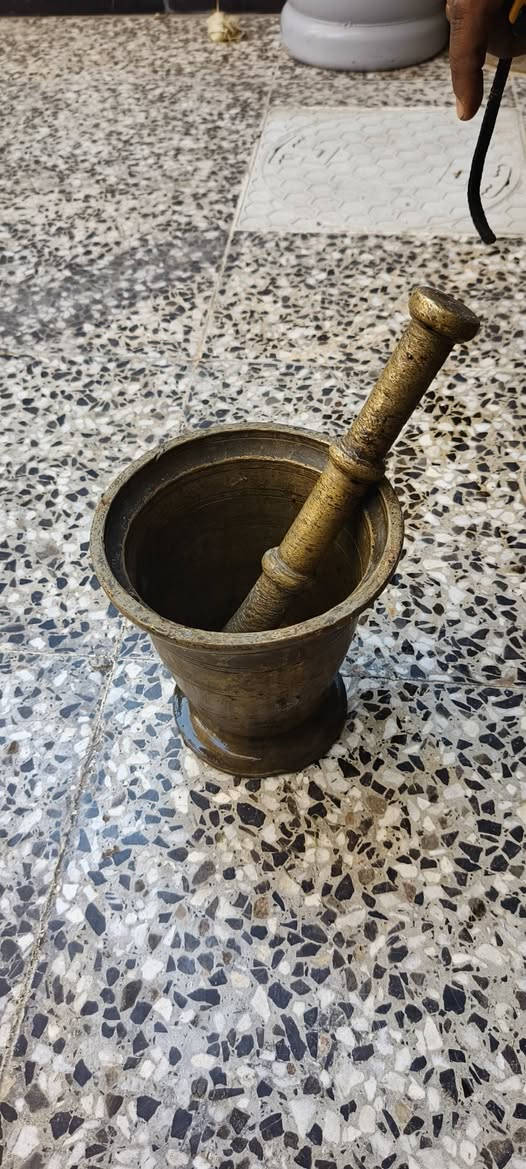 سلام عليكم عندي هاون حجم كبير الاصلي القديم السعر 125 العنوان بغداد الاتصال علا رقم***********
