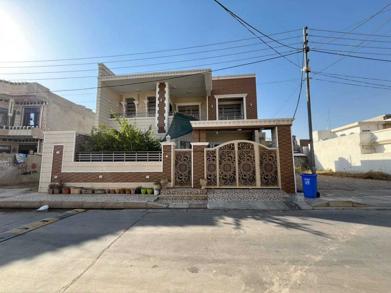 🏡 للبيع دار سكنية فاخرة
📍 الموقع: دارة كونارة – فرع مركز حيدر – رابع بيت.

✨ مواصفات الدار:

المساحة: 240 م².

سند الملكية: طابو صرف.

البناء: طابقان.

عمر البناء: 5 سنوات.

تصميم معماري حديث وعصري.

تشطيبات راقية وتنفيذ متقن.

الدار نظيفة جدًا، جاهزة للسكن، ولا تحتاج إلى أي أعمال صيانة.

فرصة مميزة لمن يبحث عن منزل يجمع بين الموقع الجيد، والتصميم العصري، وجودة البناء فول كاشي وسقوف مغربيه واجهه فلين تركي. 
 
~ طابق الاول 
» استقبال 
»  صاله كبيره 
» مطبخ حار + بارد 
» مجموعه صحيات معزوله
»  غرفين نوم احدهما ماستر
» مناور عدم اثنان 
» كراج كبيره
» حديقه
»  تواليت خارجي

~ طابق الثاني
» غرفتين نوم 
» صاله 
» مطبخ
» صحيات 
» بيتونه 
» بلكونه كبيره واسعه مطله على شارع العام والحديقه داره كوناره 

📞 للاستفسار ومعرفة السعر، يرجى التواصل على الخاص واتساب أو الاتصال. ***********
