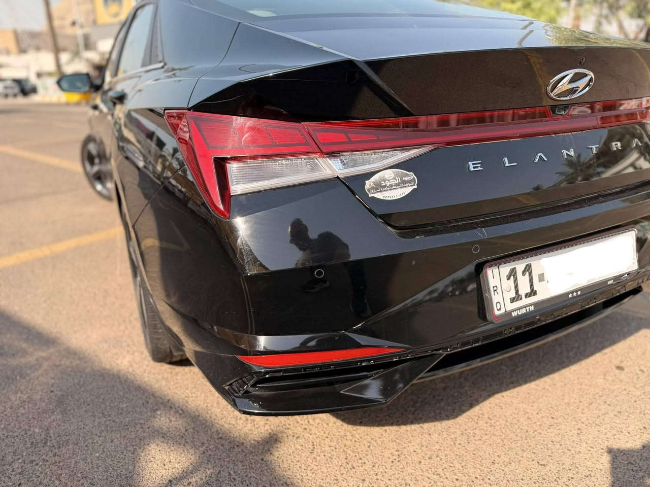 النتـرا هايبـرد لمتـــد 2023
✅ الموديل: Hyundai Elantra Limited Hybrid 2023

✅ ناقل الحركة: أوتوماتيك DCT من 6 سرعات

✅ نظام الدفع: أمامي (FWD)

✅ استهلاك للوقود اقتصادي جداً يصل إلى حوالي 50 ميل/غالون (ما يعادل أكثر من 21 كم/لتر) حسب ظروف القيادة. (Kbb.com)

🔹 مواصفات Limited الأعلى تجهيزاً:

• شاشة عدادات رقمية 10.25 إنش

• شاشة معلومات وترفيه 10.25 إنش مع الملاحة

• Apple CarPlay و Android Auto

• نظام صوتي BOSE فاخر

• شاحن لاسلكي للهاتف

• مقاعد جلد فاخرة

• المقاعد الأمامية تدفئـة وتبريد

• مقعد السائق كهربائي مع حفظ الذاكرة

• فتحة سقف (Sunroof)

• تشغيل بصمة ودخول ذكي

• إضاءة داخلية Ambient Lighting

• كاميرا خلفية وحساسات اصطفاف

• تحكمات سـتيرن  جهتيـن

• نظام المحافظة على المسار

• نظام مراقبة النقطة العمياء

• نظام التحذير من الاصطدام الأمامي والكبح التلقائي

• حساسات وأحدث أنظمة السلامة من هيونداي. (Kbb.com)

📏 المواصفات الفنية:

• سعة خزان الوقود: 11 غالون. 

• ويل ألمنيوم 17 إنش. 

• 5 مقاعد رحبة ومريحة. 

• تصميم رياضي عصري مع خطوط مميزة.

• ماشية 32 ألف كم يعني جديدة

السيارة فقط الدعامية الخلفية وشي بسيط باب السـائق كما موضح بالصور بدون ايرباك بجم كبس  نگدر نكول كلين تايتل

• للجادين فقط:ـ الأتصال
***********
يوجد واتساب 

بغـداد/الكرخ
