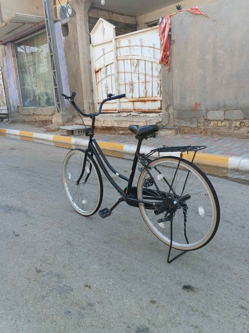 هذا البايسكل للبيع غراضه موجوده. الحجم 26 موديل 21. ***********
