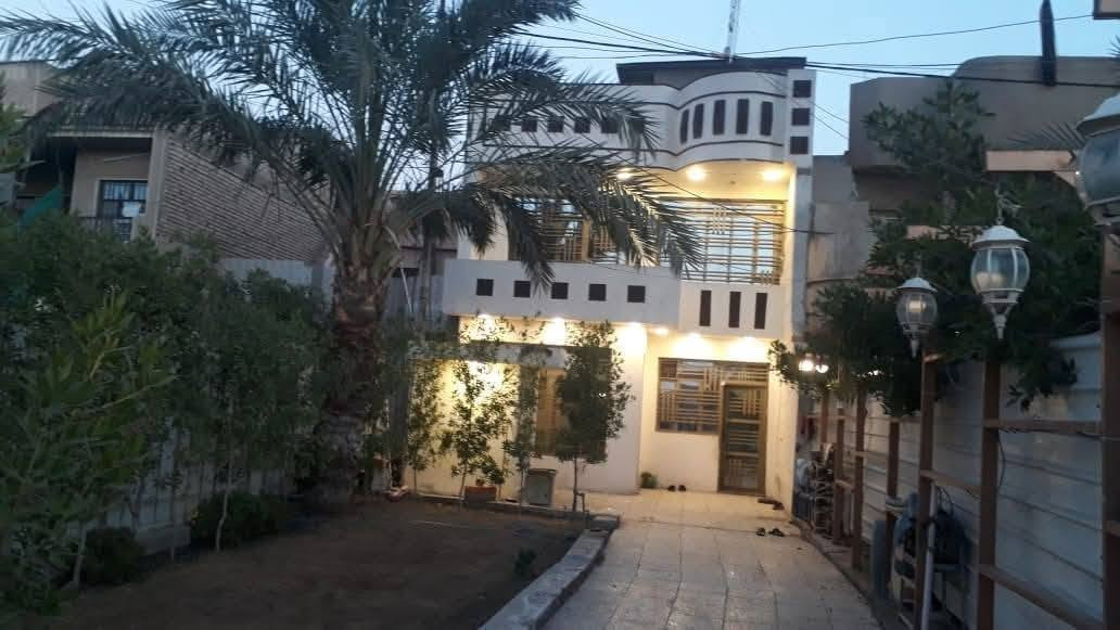 بيت للبيع 125 متر 3 غرف نوم وغرفة غسيل وصالة ومطبخ وخدمات وهول حولي وكراج كبير مع حديقة كبيرة العنوان حي الاعلام شارع عمارات الكويتي للأستفسار الاتصال على الرقم ***********  مكتب الحبيب للعقار
