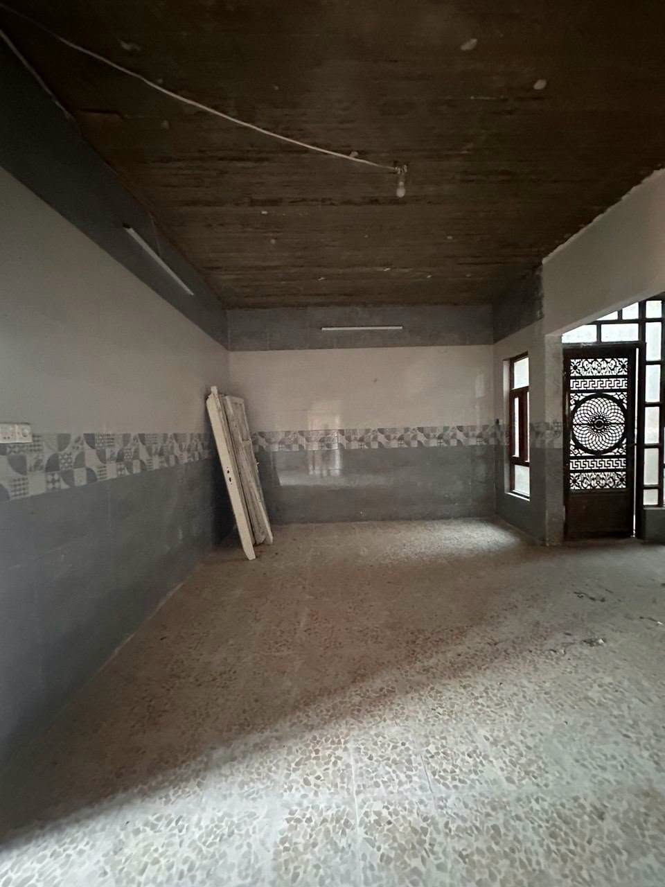 دار طابق ارضي للايجار 🛑 🛑 🛑 🛑
في حي الشيماء 
مساحة 200 متر 
بناء حديث 🫸 🫸 🫸 🫸 
زيرو 
يتكون من غرفتين نوم وهول واستقبال وصحيات ومطبخ وكراج 
السعر 325
موقع قرب جامع محمد رسول الله 
الطابق الثاني شقة هيكل 
للاتصال والاستفسار 
***********
***********
