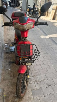 دراجه شحن للبيع نضيفه كلشي شغال بيها من لايتات وهورن والبصمه مالته موج...