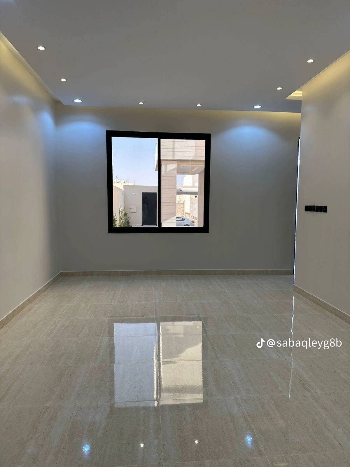 سلام عليكم
نشتغل صبغ داخلي وخارجي سعر كل مناطق كركوك اشتغل ***********

نص مكتوب في الصور:
- @abdodecor95
- @sabaqleyg8b