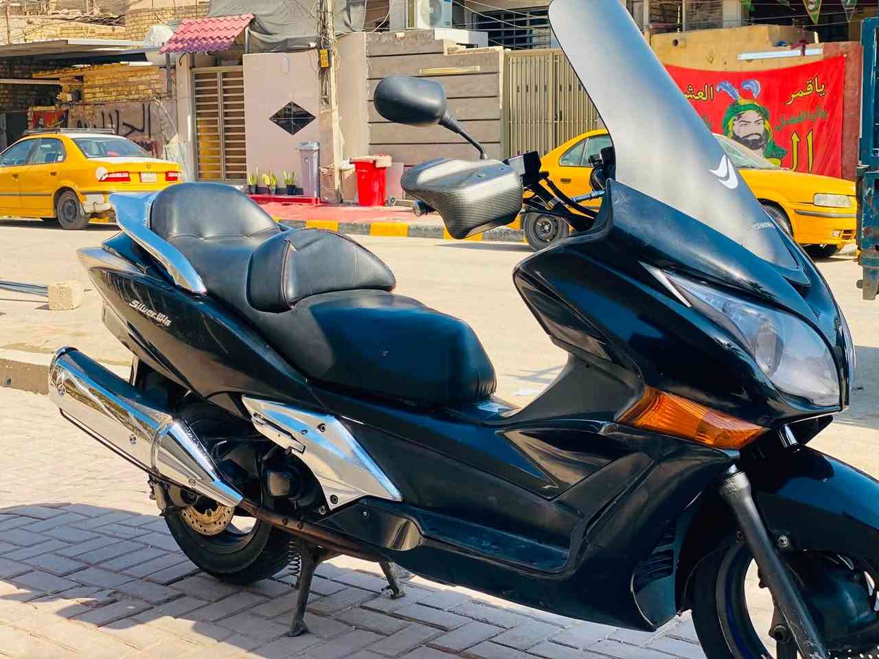السلام عليكم سلفر ونج GT  مكينة 400 بلادي ومكفولة الدراجة خير من الله بس بيها شوي ملاحظات بسيطة اوراقها ضايعة بس اكفلها الك من كلشي مكاني مدينة الصدر سعرها 12 ورقة وبيها مجال ***********
