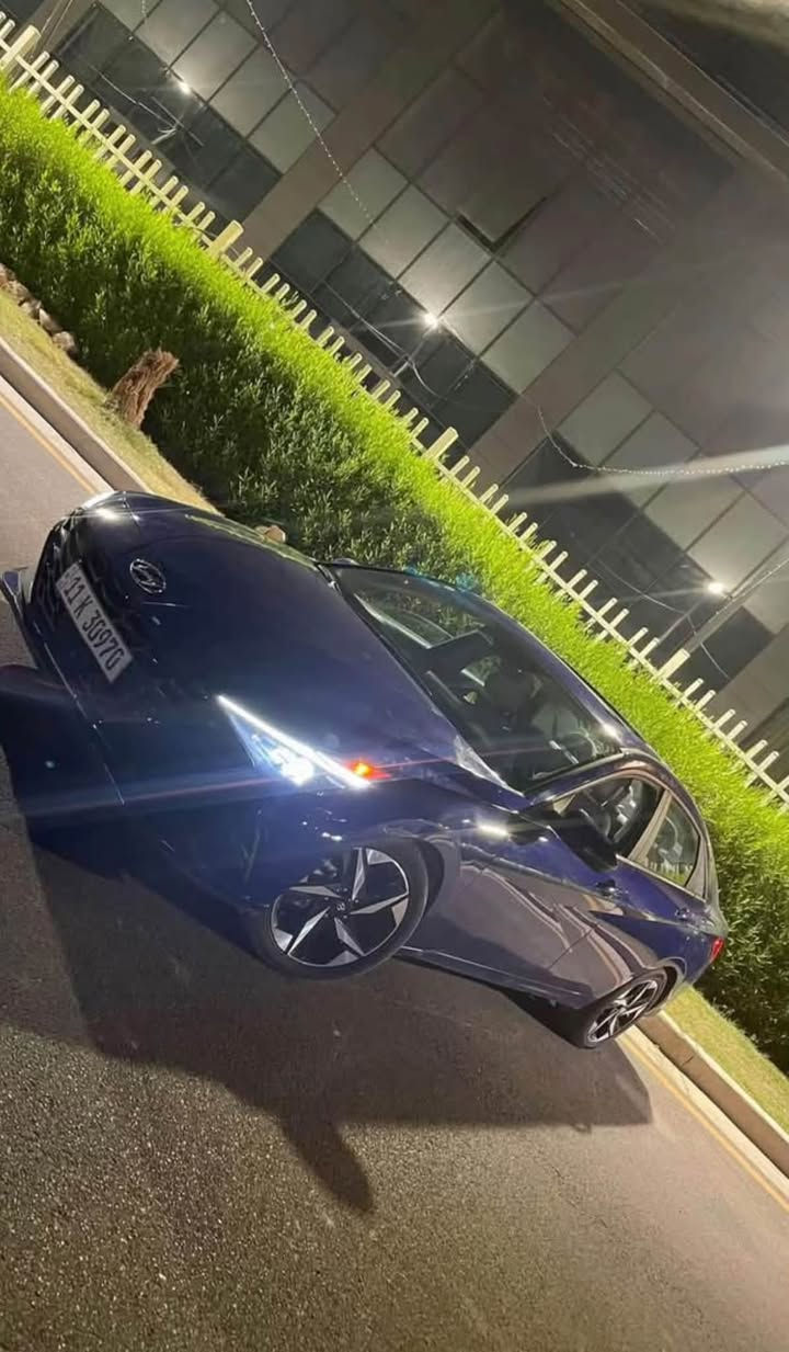🚘 للبيع – هيونداي إلنترا هايبرد 2023 | أعلى فئة (Full Option) وارد امريكي 

💰 السعر: 140 ورقة

📍 الموقع: بغداد – تقاطع دوريش، مدخل حي التراث

المواصفات:

* موديل 2023
* هايبرد (Hybrid)
* اللون: أزرق
* أعلى فئة (Full Option)
* ممشى: 33
* محرك 1.6 لتر بنزين + محرك كهربائي
* ناقل حركة أوتوماتيك DCT بـ 6 سرعات
* تشغيل بصمة (Smart Key) مع زر تشغيل
* مقاعد جلد كهربائية
* فتحة سقف
* شاشة عدادات رقمية
* شاشة معلومات وترفيه كبيرة
* Apple CarPlay وAndroid Auto
* كاميرا خلفية
* حساسات أمامية وخلفية
* مثبت سرعة
* مكيف أوتوماتيك
* شاحن لاسلكي
* تحكم كامل من المقود
* مصابيح LED
* جنوط ألمنيوم
* مرايا كهربائية قابلة للطي
* نظام المحافظة على المسار
* نظام التحذير من التصادم الأمامي
* مراقبة النقطة العمياء
* نظام مراقبة ضغط الإطارات (TPMS)
* نظام الثبات الإلكتروني (ESC)
* نظام ABS
* وسائد هوائية متعددة
* اقتصادية جداً باستهلاك الوقود
وهواي مواصفات بعد 

حادث السياره فقط قبق الصندوق 

📞 رقم الاتصال: ***********

📍 العنوان: بغداد – تقاطع دوريش، مدخل حي التراث.

السعر المطلوب: 140 ورقة ، والسيارة بحالة ممتازة، أعلى فئة، جاهزة للفحص والمعاينة
