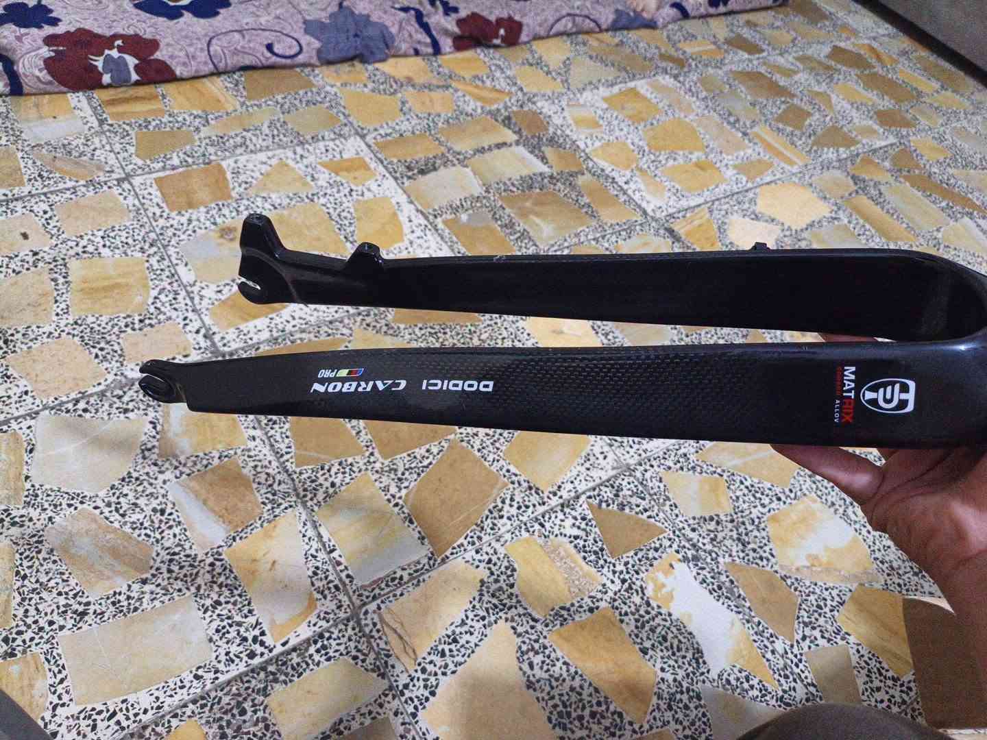 سلام عليكم شباب هاي شكد تسوه مامستخدمه (جديده ) كاربون وزنها خفيف

