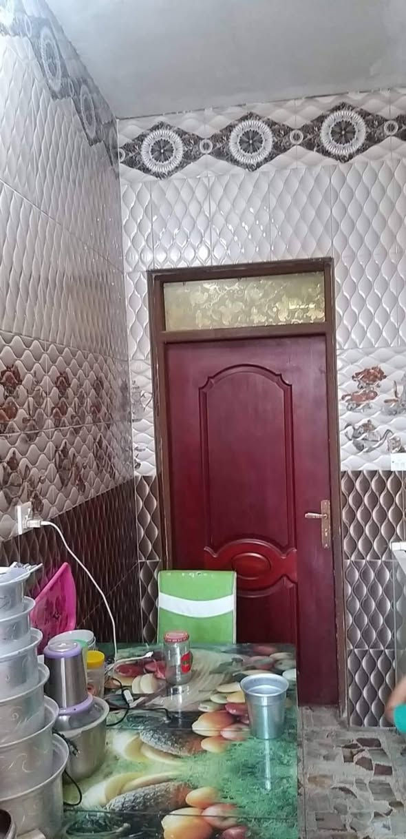 يالله لبيع بيت حي الشرطه 100 متر يم مدرسه بلد الخير علا ساحه ومقابيله حديقه يرهم مراوس  بيت دولان وينطي فرق وسعر البيت  80 مليون ولبيت حر ما مطلوب شي

